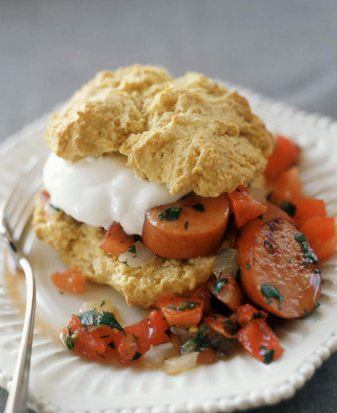 点心,面包,无人,竖图,俯视,室内,特写,白天,餐桌,桌面,桌子,餐具,阴影,朦胧,模糊,光线,叉子,碟子,盘,影子,调料,酱料,酱汁,香肠,佐料,食品,面点,甜点,甜品,腊肠,调味品,调味料,酱,食物,糕点,一个,白色,盘子,碟,甜食,奶油,单个,餐台,酸奶油,乳制品,餐叉,激凌,克林姆,淇淋,进餐用具,彩图,高角度拍摄