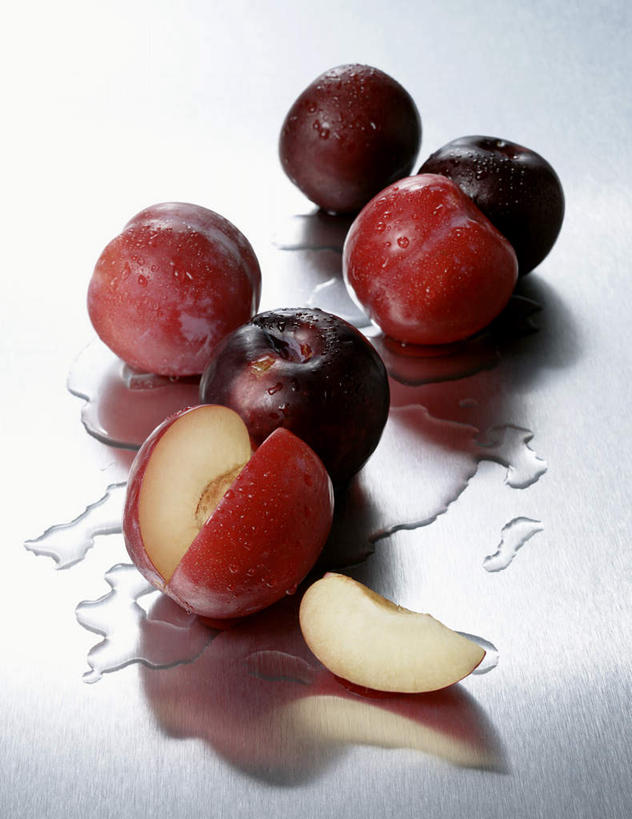 无人,竖图,俯视,室内,特写,白天,水,李子,许多,阴影,灰色背景,光线,液体,影子,水滴,很多,红色,摄影,影棚,红李,鸡血李,杏李,彩图,高角度拍摄,影棚拍摄,拍摄