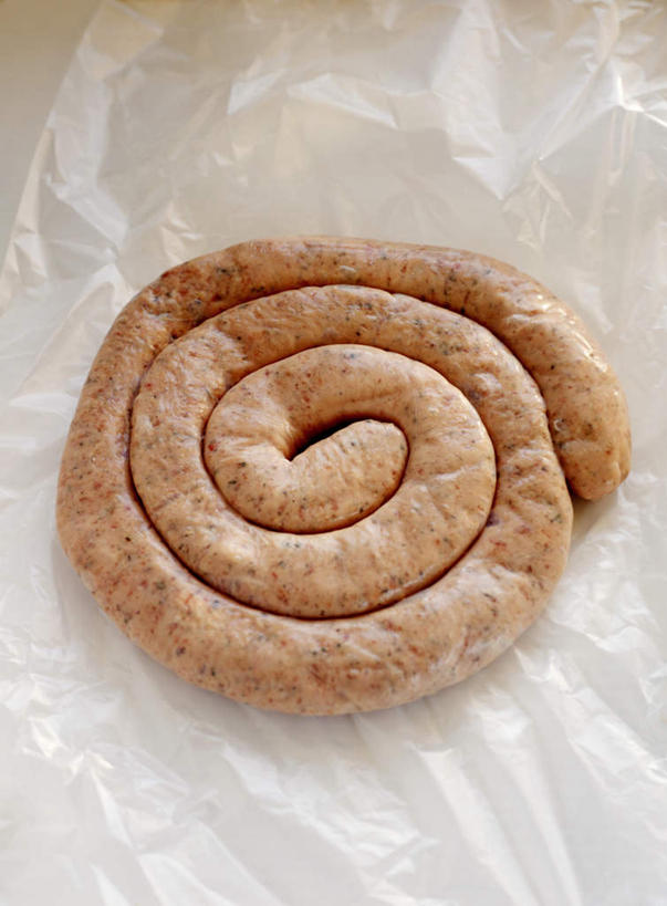 无人,竖图,俯视,室内,特写,白天,烹饪,西餐,阴影,光线,影子,塑料,肉,香肠,料理,食品,菜肴,美食,肉类,食物,红色,塑料制品,西式,佳肴,卷,肉食,德式香肠,彩图,高角度拍摄