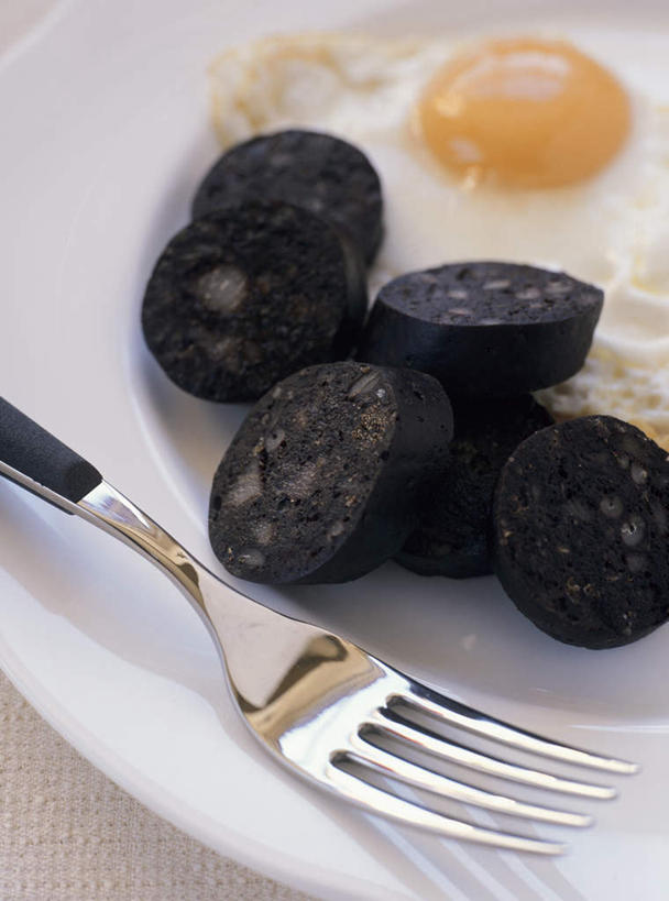 无人,竖图,俯视,室内,特写,白天,烹饪,西餐,餐具,叉子,碟子,盘,蛋,鸡蛋,煎蛋,香肠,料理,食品,菜肴,美食,块,食物,黑色,盘子,碟,西式,佳肴,餐叉,卵,进餐用具,彩图,高角度拍摄