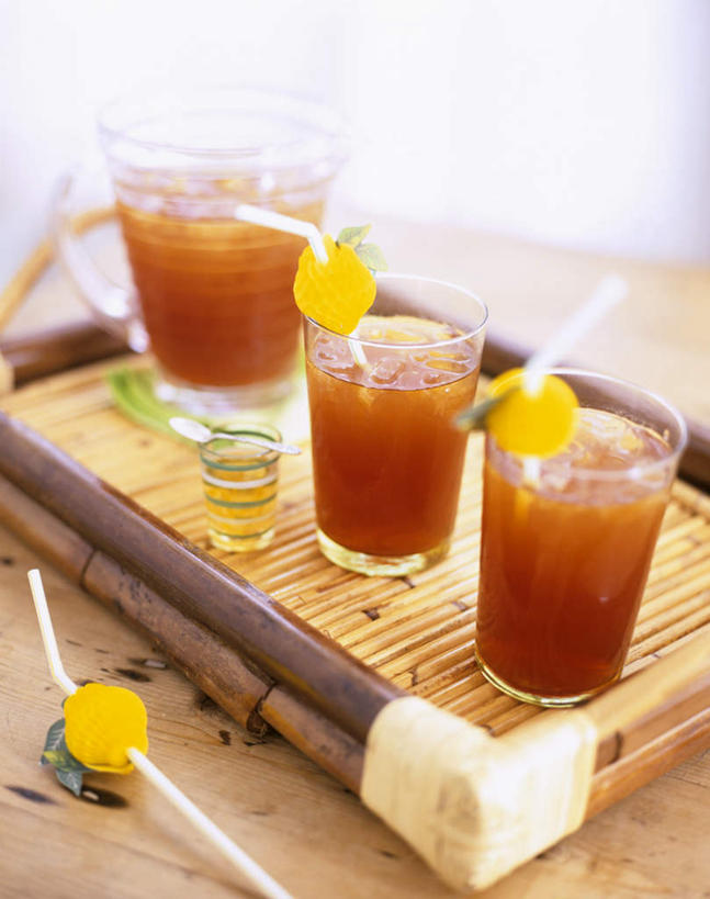 无人,竖图,俯视,室内,特写,白天,桌面,桌子,石榴,杯子,水果,三只,一排,阴影,朦胧,模糊,新鲜,整齐,装饰,光线,木制,影子,塑料,生食,食品,果实,伏特加,酒类,三杯,玻璃制品,酒,食物,排列,木制品,水杯,塑料制品,吸管,有机食品,绿色食品,华丽,修饰,点缀,空心,队列,衬托,美观,雅致,雅观,饮管,蒸馏酒,玻璃杯,涂林,若榴,金罂,金庞,丹若,安石榴,彩图,高角度拍摄,圆柱状