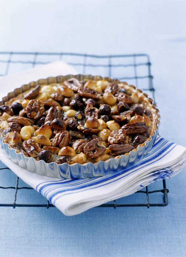 点心,无人,竖图,俯视,室内,特写,白天,烹饪,下午茶,西餐,餐桌,桌子,阴影,朦胧,模糊,光线,布料,影子,陶瓷,核桃,料理,食品,坚果,银色,果实,陶瓷制品,布纹,蛋挞,菜肴,美食,桌布,食物,糕点,一个,餐巾,容器,台布,碗,干果,西式,锡纸,佳肴,单个,餐台,储藏,储存,胡桃,羌桃,蛋塔,彩图,高角度拍摄,贮存