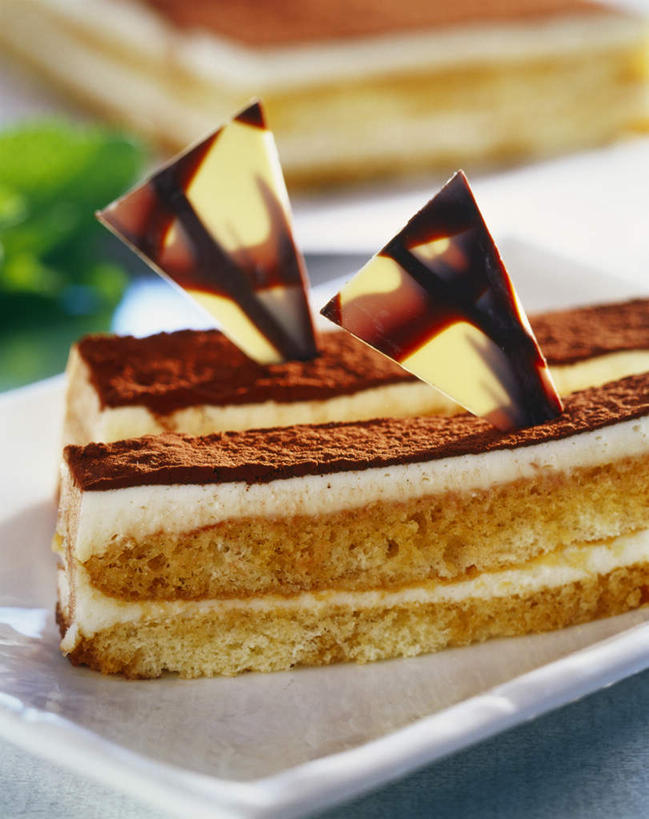 点心,无人,竖图,俯视,室内,特写,白天,下午茶,餐桌,桌子,餐具,切开,阴影,朦胧,模糊,光线,碟子,盘,影子,食品,糖,糖果,提拉米苏,食物,糕点,一个,白色,盘子,碟,巧克力,切,单个,餐台,朱古力,剖面,切面,彩图,高角度拍摄,蛋糕