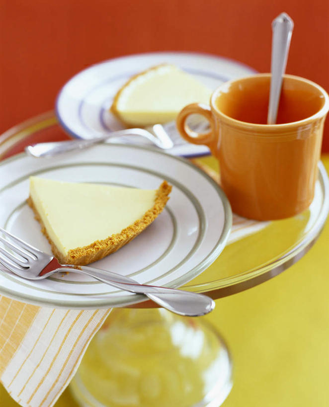 点心,无人,竖图,俯视,室内,特写,白天,桌面,桌子,柑橘,杯子,餐具,水果,金属制品,两块,阴影,朦胧,模糊,新鲜,光线,金属,木制,叉子,刀叉,刀子,碟子,盘,影子,陶瓷,生食,食品,甜点,甜品,果实,陶瓷制品,食物,糕点,盘子,马克杯,木制品,水杯,碟,甜食,有机食品,绿色食品,五只,餐刀,餐叉,进餐用具,橘子,桔子,橙子,橙,彩图,高角度拍摄