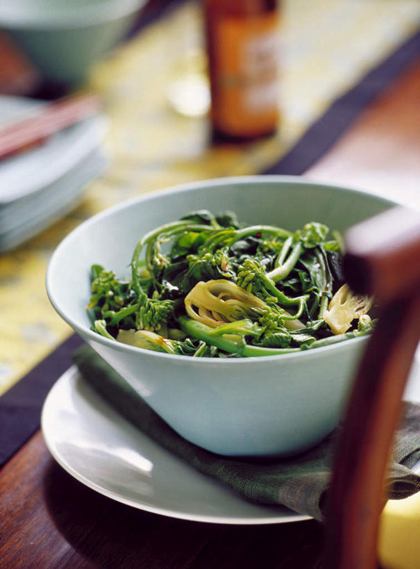 无人,竖图,俯视,室内,特写,白天,烹饪,西餐,桌面,桌子,菠菜,蔬菜,餐具,阴影,花纹,朦胧,模糊,新鲜,光线,木制,布,碟子,盘,图案,影子,陶瓷,青菜,料理,食品,陶瓷制品,布纹,菜肴,美食,食物,盘子,木制品,容器,碟,碗,油菜花,西式,佳肴,有机食品,绿色食品,储藏,布匹,储存,小白菜,不结球白菜,鹦鹉菜,鼠根菜,角菜,红嘴绿鹦哥,赤根菜,菠薐菜,波斯草,彩图,高角度拍摄,贮存,芸苔,芸薹