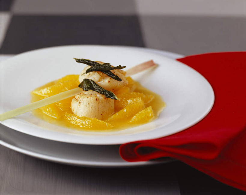 海鲜,无人,横图,俯视,室内,特写,白天,烹饪,西餐,餐桌,桌子,柑橘,餐具,水果,两块,阴影,朦胧,模糊,新鲜,光线,布料,碟子,盘,影子,调味,生食,香料,佐料,料理,食品,果实,扇贝,布纹,水产,菜肴,美食,海洋生物,桌布,食物,两个,红色,白色,盘子,餐巾,碟,台布,西式,佳肴,有机食品,绿色食品,餐台,配料,水生动物,海产品,水生物,海底动物,作料,橘子,桔子,橙子,橙,彩图,高角度拍摄