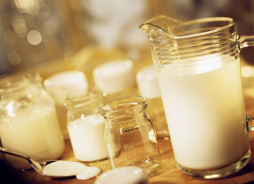 牛奶,无人,横图,俯视,室内,特写,白天,桌面,桌子,玻璃,金属制品,阴影,朦胧,模糊,光线,金属,木制,罐子,影子,勺子,饮品,营养,酸奶,玻璃制品,饮料,玻璃瓶,木制品,瓶子,调羹,汤匙,乳制品,奶,发酵,广口瓶,优格,优酪乳,彩图,高角度拍摄