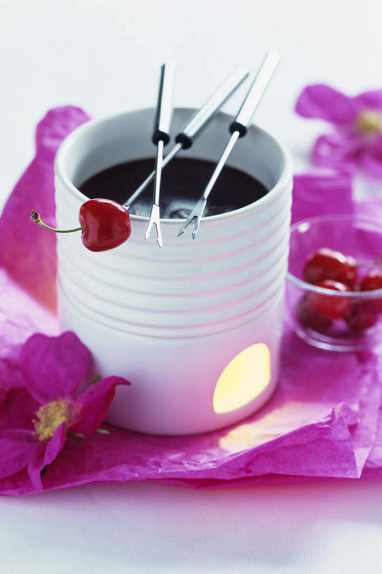 奶酪,无人,竖图,俯视,室内,特写,白天,烹饪,西餐,餐桌,桌子,樱桃,杯子,金属制品,许多,阴影,盛开,光线,金属,影子,陶瓷,干酪,起司,料理,食品,糖,糖果,甜点,甜品,陶瓷制品,芝士,很多,营养,花蕾,火锅,菜肴,美食,花,花瓣,花朵,鲜花,食物,容器,水杯,碗,甜食,巧克力,花苞,花蕊,乳酪,沙司,西式,佳肴,餐台,储藏,朱古力,乳制品,储存,发酵,取食签,暖锅,茶杯,樱珠,莺桃,英桃,楔桃,牛桃,荆桃,彩图,高角度拍摄,贮存