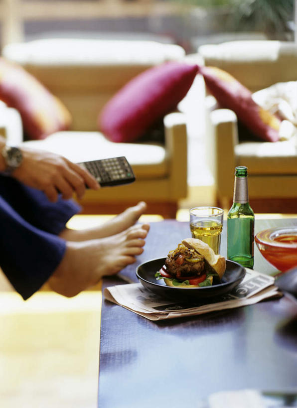 点心,面包,啤酒,西方人,腿部,脚,脚趾,脚趾甲,腿,一个人,坐,竖图,俯视,室内,特写,白天,烹饪,西餐,餐桌,靠垫,沙发,桌子,蔬菜,西红柿,报纸,杯子,欧洲,欧洲人,仅一个男性,仅一个人,仅一个中年男性,握,阴影,服装,新鲜,时间,光线,信息,时钟,手表,影子,陶瓷,肉,汉堡,牛肉,料理,食品,面点,靠枕,陶瓷制品,酒类,拿,计时,拿着,注视,休闲装,菜肴,美食,肉类,玻璃制品,酒,酒瓶,食物,糕点,饮料,衣服,玻璃瓶,酒杯,啤酒杯,瓶子,容器,抱枕,碗,枕头,钟表,快餐,观察,看,休闲,休闲服,表,西式,握着,服饰,佳肴,有机食品,绿色食品,餐台,观看,储藏,新闻,腕表,察看,储存,关注,肉食,布艺沙发,西式快餐,垃圾食品,男人,男性,中年男性,白种人,脚指甲,玻璃杯,钟,番茄,坐着,半身,彩图,高角度拍摄,贮存,报刊