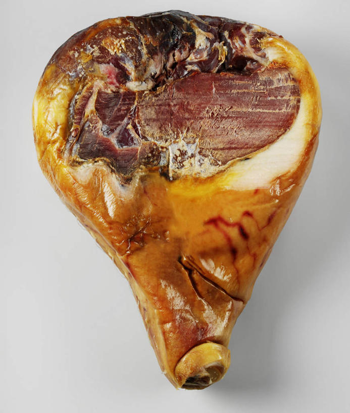 无人,竖图,俯视,室内,特写,白天,白色背景,餐桌,桌子,阴影,光线,影子,肉,火腿,猪肉,肉类,一个,摄影,影棚,单个,餐台,肉食,豚肉,彩图,高角度拍摄,影棚拍摄,拍摄