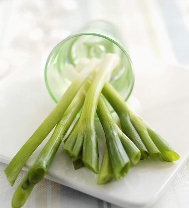无人,竖图,俯视,室内,特写,白天,餐桌,桌子,蔬菜,洋葱,杯子,叶子,阴影,朦胧,模糊,新鲜,光线,影子,食品,绿叶,倾斜,玻璃制品,食物,一个,绿色,水杯,嫩叶,有机食品,绿色食品,单个,餐台,歪斜,叶,叶片,玻璃杯,圆葱,洋葱头,球葱,彩图,高角度拍摄