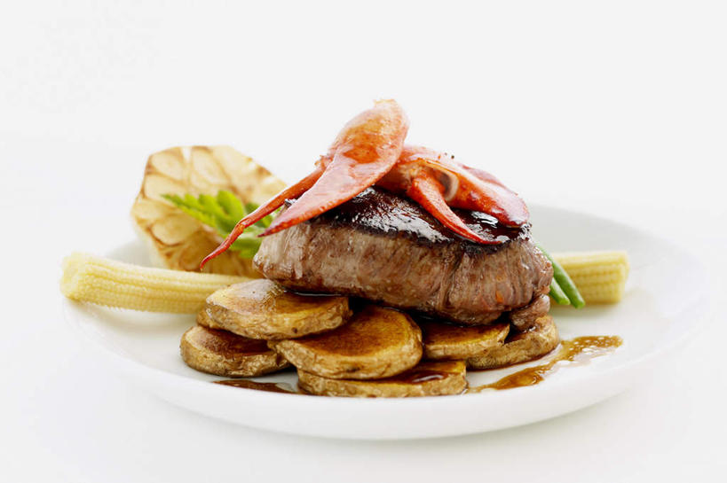 海鲜,龙虾,无人,横图,俯视,室内,特写,白天,背景,白色背景,烹饪,西餐,餐桌,桌子,餐具,切开,阴影,朦胧,模糊,光线,碟子,盘,影子,调料,酱料,酱汁,肉,虾,佐料,牛肉,料理,食品,调味品,调味料,水产,酱,菜肴,美食,肉类,海洋生物,食物,一个,白色,盘子,碟,切,西式,摄影,佳肴,影棚,单个,餐台,水生动物,海产品,水生物,剖面,肉食,海底动物,切面,配景,布景,彩图,高角度拍摄,影棚拍摄,拍摄