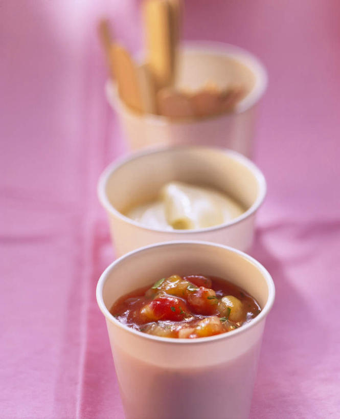 无人,竖图,俯视,室内,特写,白天,桌面,桌子,杯子,一排,阴影,朦胧,模糊,整齐,光线,木制,布料,影子,调料,酱料,酱汁,佐料,调味品,调味料,布纹,酱,桌布,排列,三个,餐巾,木制品,纸制品,台布,纸杯,队列,一次性杯子,酸辣酱,彩图,高角度拍摄