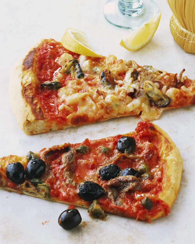 无人,竖图,俯视,室内,特写,白天,烹饪,西餐,桌面,桌子,柑橘,水果,两块,切开,阴影,新鲜,光线,木制,鱼,影子,肉,生食,鱼肉,料理,食品,披萨,匹萨,果实,菜肴,美食,肉类,鱼类,食物,木制品,快餐,切,西式,佳肴,有机食品,绿色食品,比萨,剖面,肉食,西式快餐,垃圾食品,切面,凤尾鱼,意大利薄饼,凤鲚,鲚鱼,橘子,桔子,橙子,橙,彩图,高角度拍摄