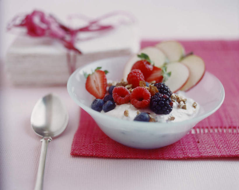 牛奶,无人,横图,俯视,室内,特写,白天,早餐,餐桌,桌子,苹果,草莓,浆果,蓝莓,水果,阴影,花纹,朦胧,模糊,新鲜,光线,布,图案,影子,勺子,陶瓷,桑葚,谷物,生食,食品,果实,陶瓷制品,饮品,营养,布纹,酸奶,美食,饮食,食物,饮料,容器,调羹,汤匙,碗,纸巾,覆盆子,保健,有机食品,绿色食品,餐台,储藏,布匹,麦片,乳制品,奶,储存,发酵,优格,优酪乳,洋莓,水果皇后,山都柿,蓝浆果,蓝靛果,红莓,地莓,彩图,高角度拍摄,贮存