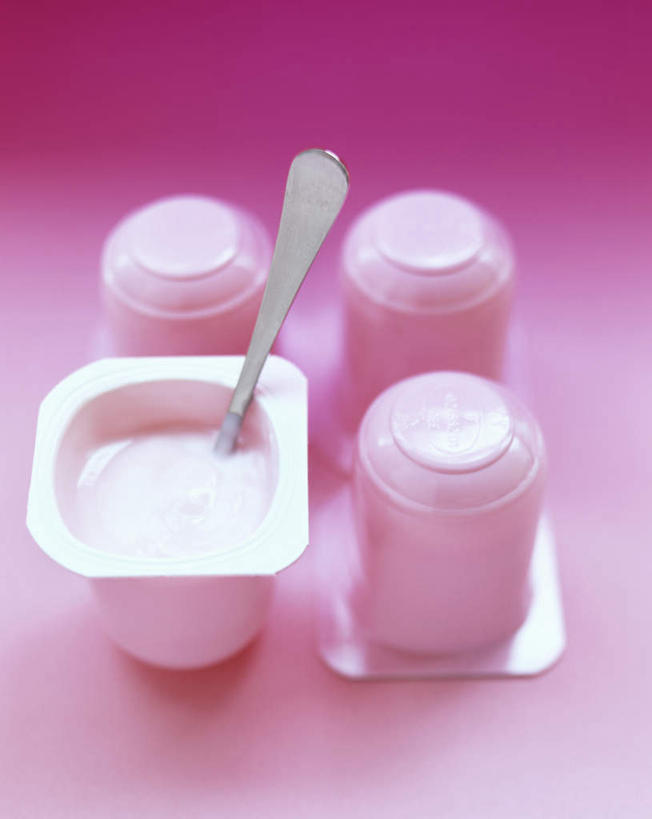 牛奶,无人,竖图,俯视,室内,特写,白天,桌面,桌子,阴影,光线,木制,影子,勺子,塑料,饮品,营养,酸奶,盒子,饮料,排列,木制品,容器,塑料制品,调羹,汤匙,四个,储藏,乳制品,奶,储存,队列,发酵,优格,优酪乳,彩图,高角度拍摄,贮存