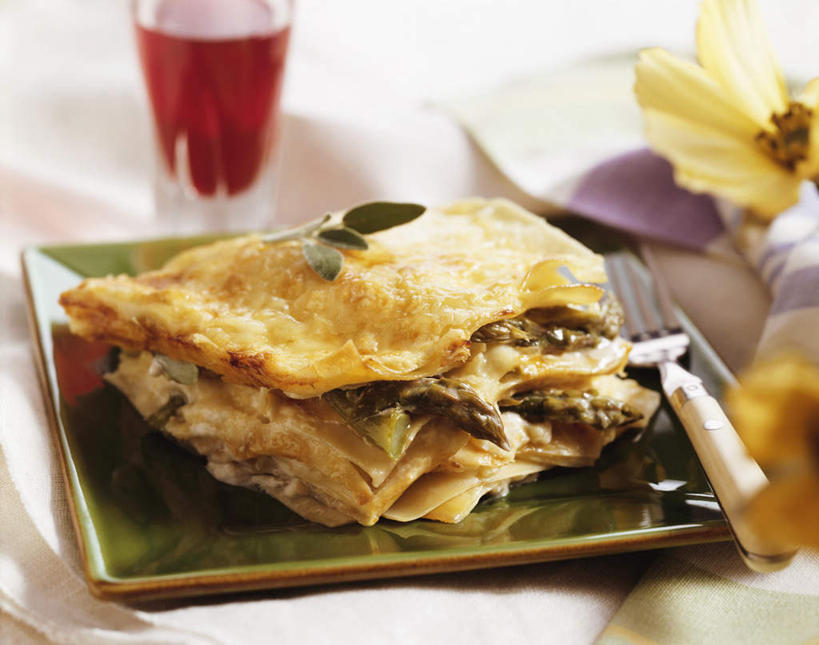 无人,横图,俯视,室内,特写,白天,爱情,餐桌,桌子,芦笋,杯子,餐具,阴影,朦胧,模糊,装饰,光线,布料,叉子,碟子,粉末,高脚杯,盘,影子,面粉,红酒杯,粮食,布纹,玻璃制品,桌布,一个,黄色,盘子,餐巾,酒杯,碟,台布,金色,粉,菊花,单个,餐台,华丽,修饰,农产品,吉祥,点缀,原材料,餐叉,高洁,衬托,美观,雅致,雅观,长寿,烤薄饼,粉状,怀恋,清净,真情,寿客,秋菊,玻璃杯,进餐用具,猪尾巴,药鸡豆子,石刁柏,蚂蚁杆,龙须菜,狼尾巴根,彩图,高角度拍摄