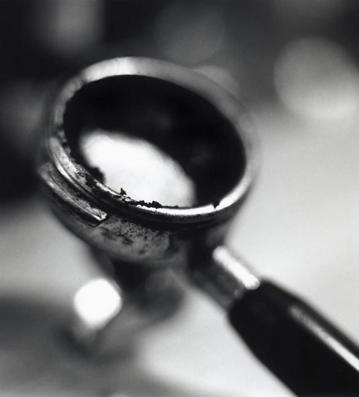 咖啡,无人,竖图,俯视,黑白,室内,特写,白天,阴影,朦胧,模糊,光线,电器,粉末,工具,影子,设备,一个,粉,冲泡,单个,咖啡粉,家电,家用电器,咖啡机,磨粉,粉状,粉剂,高角度拍摄,清除,压粉,装粉