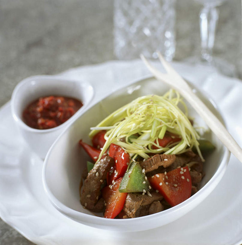 无人,竖图,俯视,室内,特写,白天,哺乳动物,鹿,野生动物,辣椒,杯子,餐具,阴影,朦胧,模糊,光线,布料,叉子,影子,陶瓷,调料,酱料,酱汁,肉,芝麻,佐料,牛肉,陶瓷制品,调味品,调味料,布纹,酱,肉类,玻璃制品,桌布,动物,餐巾,容器,水杯,台布,碗,可爱,活泼,储藏,储存,肉食,彩椒,餐叉,辣角,红海椒,大椒,辣虎,广椒,脂麻,胡麻,白麻,巨胜子,油麻,八叉鹿,赤鹿,红鹿,黄臀赤鹿,玻璃杯,进餐用具,马鹿,甜椒,柿子椒,辣子,海椒,番椒,灯笼椒,彩图,高角度拍摄,影棚拍摄,贮存