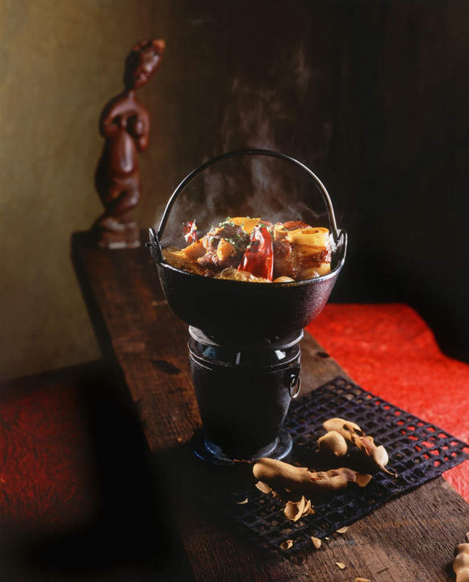 无人,竖图,俯视,室内,特写,白天,烹饪,雾,辣椒,厨具,水果,金属制品,雕塑,阴影,沸腾,朦胧,模糊,艺术,装饰,光线,金属,蒸汽,雕刻,雕像,锅子,影子,调味,肉,香料,佐料,果实,草药,案板,水蒸气,锅,肉类,砧板,工艺品,锅具,纪念,华丽,修饰,美术,点缀,配料,草本,主题,陈列,肉食,彩椒,烹饪用具,罗望子,辣角,红海椒,大椒,辣虎,广椒,蒸发,功能,美学,作料,衬托,美观,雅致,雅观,酸豆,酸角,烹调用具,甜椒,柿子椒,辣子,海椒,番椒,灯笼椒,烹调,彩图,高角度拍摄