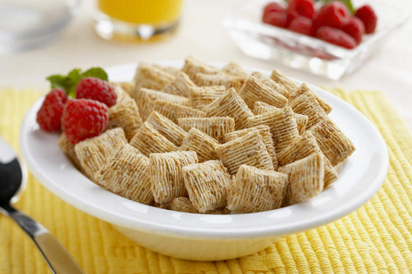 无人,横图,俯视,室内,特写,白天,早餐,桌面,桌子,浆果,水果,叶子,阴影,花纹,新鲜,光线,木制,布,图案,影子,勺子,陶瓷,桑葚,谷物,生食,食品,果实,绿叶,陶瓷制品,布纹,美食,饮食,食物,一个,红色,木制品,容器,调羹,汤匙,碗,覆盆子,嫩叶,保健,有机食品,绿色食品,单个,储藏,布匹,麦片,储存,叶,叶片,彩图,高角度拍摄,贮存