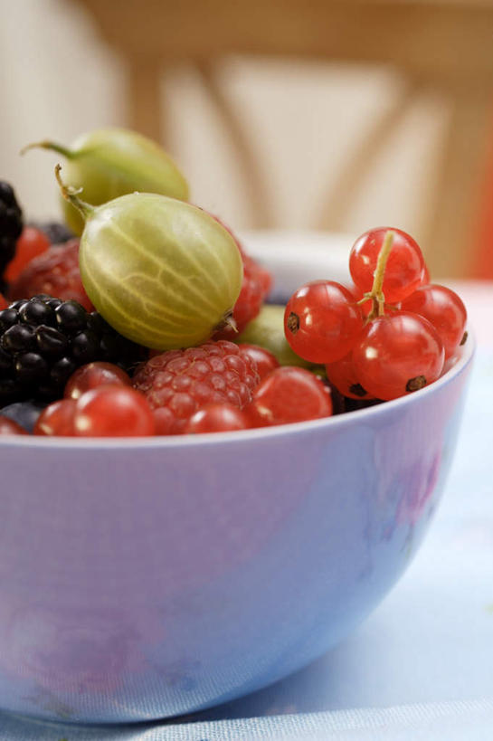 无人,竖图,俯视,室内,特写,白天,餐桌,桌子,浆果,蓝莓,水果,椅子,许多,阴影,朦胧,模糊,新鲜,光线,影子,陶瓷,木椅,灯笼果,生食,食品,果实,陶瓷制品,食物,一个,容器,碗,有机食品,绿色食品,单个,餐台,储藏,储存,红醋栗,秘鲁苦蘵,小果酸浆,山都柿,蓝浆果,蓝靛果,醋栗,彩图,高角度拍摄,贮存