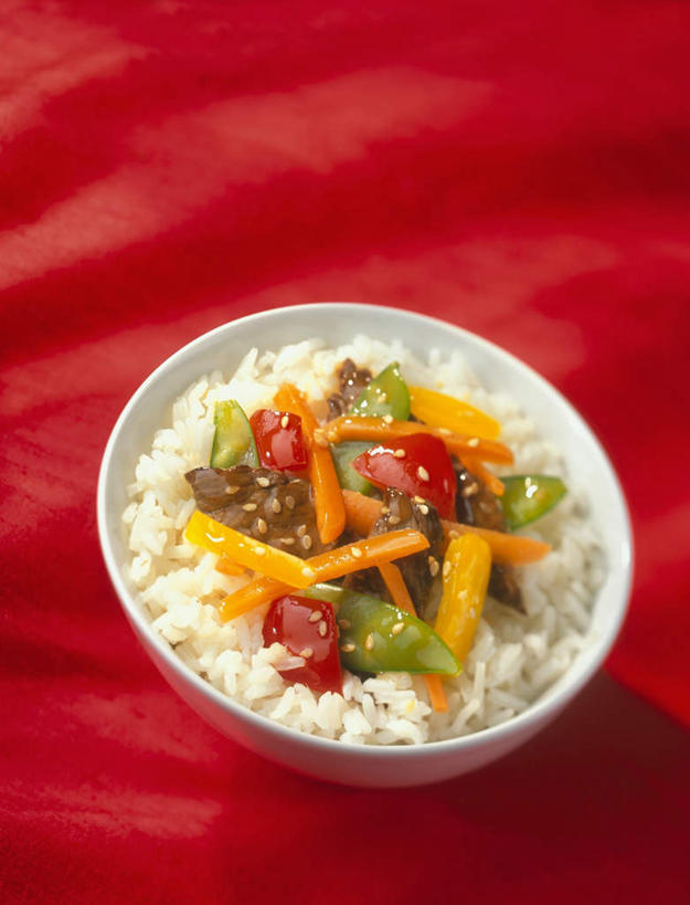 米饭,无人,竖图,俯视,室内,特写,白天,萝卜,胡萝卜,辣椒,蔬菜,阴影,红色背景,新鲜,反射,影子,陶瓷,肉,芝麻,牛肉,食品,陶瓷制品,饭,肉类,食物,一个,黄色,红色,绿色,容器,碗,摄影,有机食品,绿色食品,影棚,单个,储藏,五谷,储存,肉食,彩椒,辣角,红海椒,大椒,辣虎,广椒,脂麻,胡麻,白麻,巨胜子,油麻,甜椒,柿子椒,辣子,红萝卜,海椒,甘荀,番椒,灯笼椒,彩图,高角度拍摄,影棚拍摄,拍摄,贮存