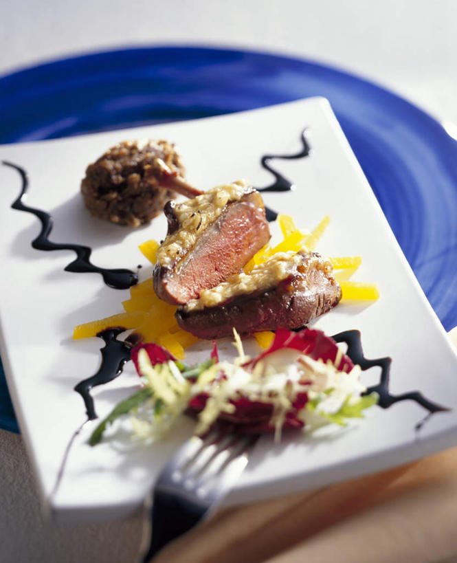 无人,竖图,俯视,室内,特写,白天,烹饪,西餐,餐桌,桌子,蔬菜,餐具,阴影,朦胧,模糊,新鲜,反射,叉子,碟子,盘,影子,调料,酱料,酱汁,肉,蔬菜沙拉,佐料,沙拉,料理,食品,调味品,调味料,色拉,酱,沙律,菜肴,美食,肉类,食物,一个,蓝色,盘子,碟,西式,佳肴,有机食品,绿色食品,单个,餐台,色拉酱,千岛酱,肉食,餐叉,鸽子肉,进餐用具,彩图,高角度拍摄