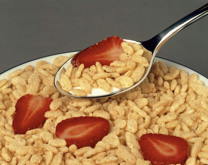 无人,横图,俯视,室内,特写,白天,早餐,餐桌,桌子,草莓,浆果,餐具,水果,金属制品,切开,阴影,朦胧,模糊,新鲜,反射,金属,碟子,盘,影子,勺子,谷物,生食,食品,果实,美食,饮食,食物,一个,红色,盘子,调羹,碟,汤匙,切,四个,保健,有机食品,绿色食品,单个,餐台,麦片,剖面,切面,洋莓,水果皇后,红莓,地莓,彩图,高角度拍摄,早饭