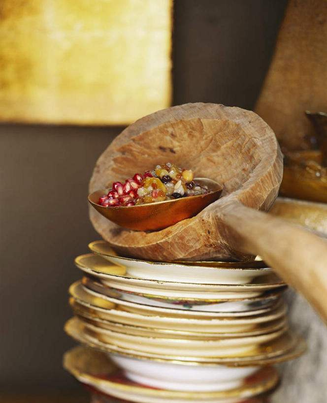 无人,竖图,俯视,室内,特写,白天,餐桌,桌子,石榴,餐具,水果,一排,许多,阴影,朦胧,模糊,新鲜,整齐,反射,碟子,盘,影子,板栗,栗子,生食,食品,坚果,果实,毛栗子,很多,食物,排列,盘子,碟,有机食品,绿色食品,餐台,堆,队列,毛栗,栗果,栗楔,涂林,若榴,金罂,金庞,丹若,安石榴,彩图,高角度拍摄