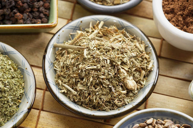 无人,横图,俯视,室内,特写,白天,植物,餐桌,桌子,一堆,许多,阴影,堆叠,堆积,朦胧,模糊,反射,影子,陶瓷,草药,药草,陶瓷制品,中药,排列,容器,碗,餐台,储藏,堆,芸香,储存,药材,中草药,中药材,本草,摆列,臭草,彩图,高角度拍摄,布列,分列,贮存