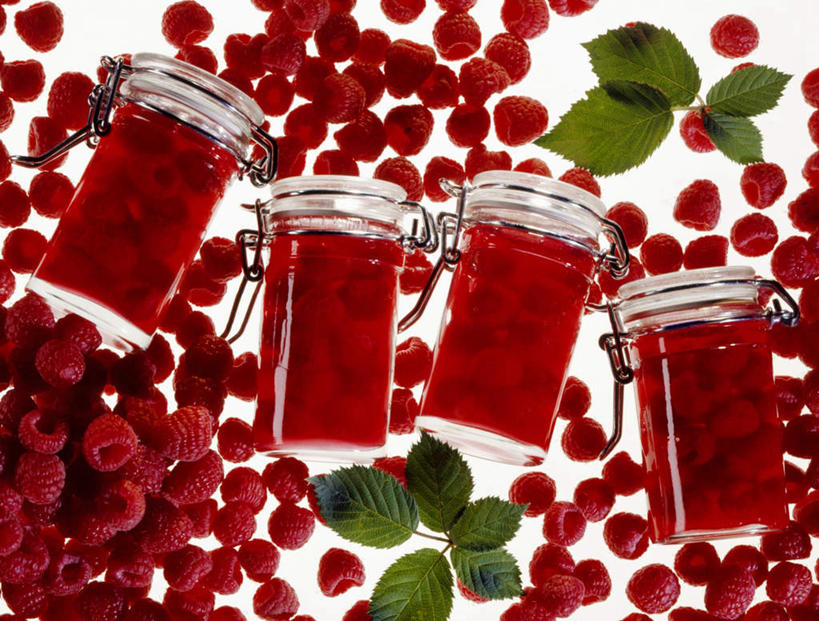 无人,横图,俯视,室内,特写,白天,背景,白色背景,浆果,水果,叶子,一堆,一排,阴影,堆叠,堆积,朦胧,模糊,新鲜,整齐,光线,罐子,影子,桑葚,生食,食品,果实,绿叶,玻璃制品,食物,排列,红色,白色,玻璃瓶,瓶子,覆盆子,四个,嫩叶,摄影,有机食品,绿色食品,影棚,堆,队列,配景,叶,叶片,布景,彩图,高角度拍摄,影棚拍摄,拍摄