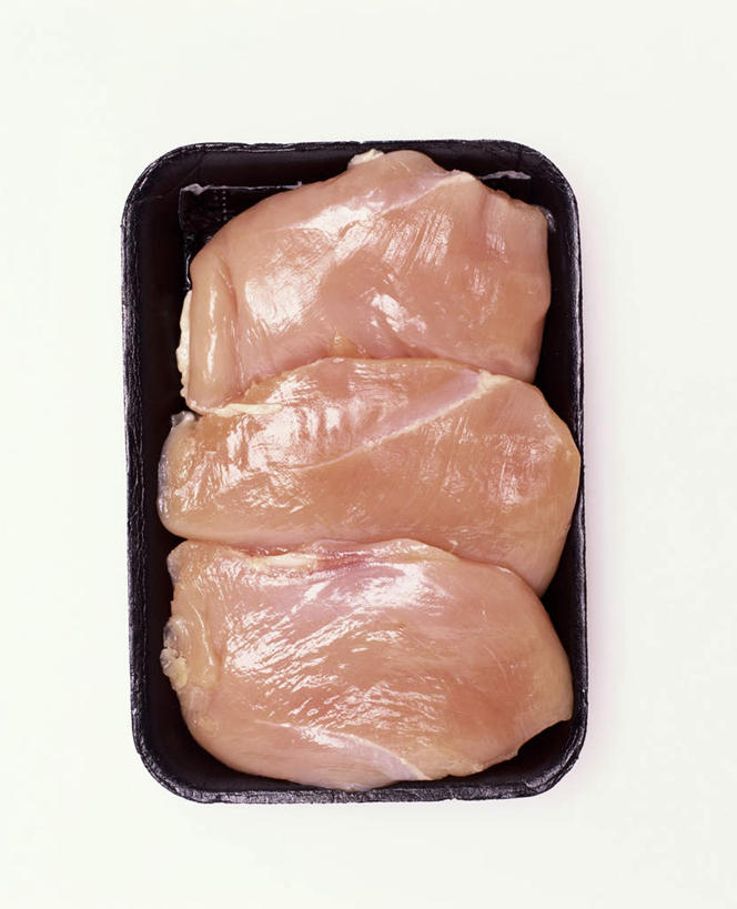 无人,竖图,俯视,室内,特写,白天,白色背景,餐桌,桌子,餐具,三块,一排,阴影,整齐,光线,碟子,盘,影子,鸡肉,肉,肉类,排列,一个,盘子,碟,摄影,影棚,单个,餐台,队列,销售,促销,贩卖,肉食,彩图,高角度拍摄,影棚拍摄,拍摄