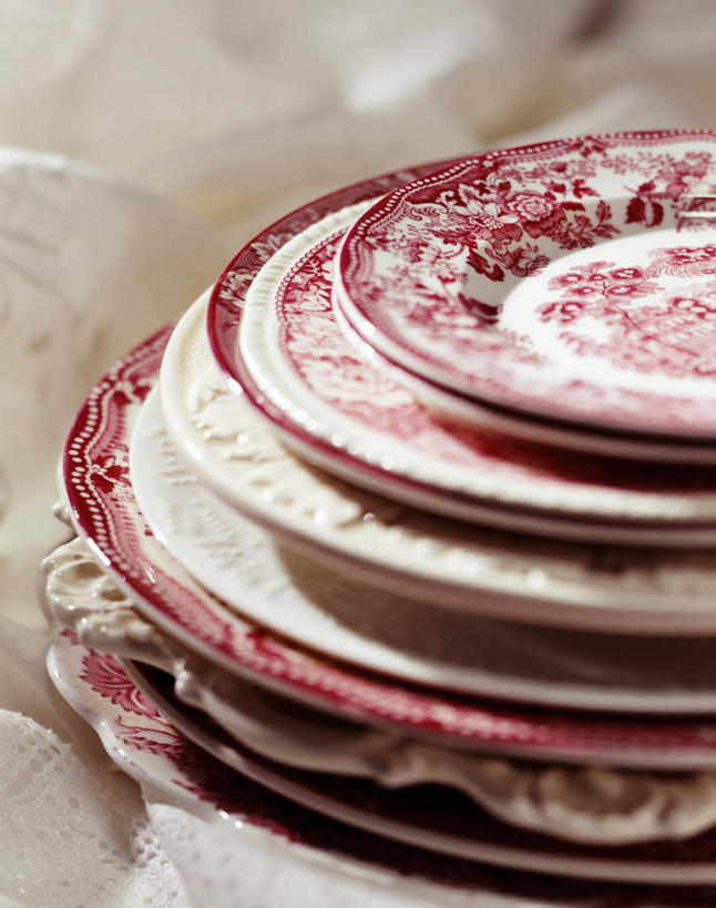 无人,竖图,俯视,室内,特写,白天,静物,餐具,一堆,许多,阴影,堆叠,堆积,花纹,朦胧,模糊,装饰,光线,瓷器,碟子,盘,图案,影子,灯光,很多,红色,盘子,碟,堆,华丽,修饰,点缀,衬托,美观,雅致,雅观,磁器,彩图,高角度拍摄