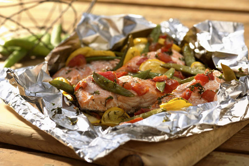 海鲜,三文鱼,生鱼片,无人,横图,俯视,室内,特写,白天,植物,餐桌,桌子,鲑鱼,豆,扁豆,蔬菜,西红柿,一块,阴影,朦胧,模糊,新鲜,光线,木制,鱼,包装,包装纸,铝箔纸,锡箔纸,影子,纸,豆类,豆子,肉,鱼肉,鱼片,食品,案板,纸张,水产,肉类,鱼类,海洋生物,砧板,食物,木制品,有机食品,绿色食品,餐台,大马哈鱼,包装材料,水生动物,海产品,水生物,肉食,锡箔,海底动物,豆科,铝箔,撒蒙鱼,萨门鱼,冰海之皇,鲑,白扁豆,马哈鱼,麻哈鱼,大麻哈鱼,沙西米,羊眼豆,沿篱豆,小刀豆,藤豆,树豆,膨皮豆,南豆,南扁豆,凉衍豆,番茄,蛾眉豆,茶豆,藊豆,彩图,高角度拍摄,刺身