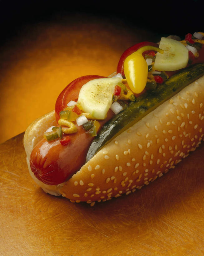 点心,面包,无人,竖图,俯视,室内,特写,白天,烹饪,西餐,餐桌,桌子,黄瓜,辣椒,蔬菜,阴影,新鲜,光线,影子,肉,香肠,芝麻,料理,食品,面点,腊肠,热狗,猪肉,菜肴,美食,肉类,食物,糕点,一个,快餐,西式,佳肴,有机食品,绿色食品,单个,餐台,肉食,西式快餐,垃圾食品,辣角,红海椒,大椒,辣虎,广椒,豚肉,脂麻,胡麻,白麻,巨胜子,油麻,青瓜,辣子,胡瓜,红辣椒,海椒,番椒,彩图,高角度拍摄