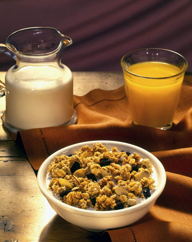 果汁,牛奶,无人,竖图,俯视,室内,特写,白天,早餐,桌面,桌子,柑橘,杏仁,杯子,水果,阴影,花纹,新鲜,光线,木制,布,壶,图案,影子,陶瓷,谷物,生食,食品,果实,陶瓷制品,饮品,营养,布纹,美食,饮食,玻璃制品,水壶,食物,饮料,一个,茶壶,木制品,容器,水杯,碗,保健,有机食品,绿色食品,单个,储藏,布匹,麦片,乳制品,奶,储存,可口,安神,适口,玻璃杯,杏子,杏梅仁,杏核仁,木落子,苦杏仁,橘子,桔子,橙子,橙,彩图,高角度拍摄,贮存