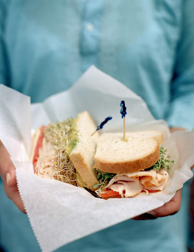 点心,面包,西方人,手,一个人,站,捧,竖图,俯视,室内,特写,白天,烹饪,西餐,蔬菜,欧洲,欧洲人,双手,仅一个女性,仅一个人,阴影,服装,朦胧,模糊,新鲜,光线,影子,肉,三明治,料理,食品,面点,休闲装,菜肴,美食,肉类,食物,糕点,衣服,快餐,站着,仅一个中年女性,休闲,手部,休闲服,西式,服饰,佳肴,有机食品,绿色食品,肉食,西式快餐,紫花苜蓿,三文治,苜蓿,牧草,紫苜蓿,女人,女性,中年女性,白种人,端,端着,捧着,手捧,站立,半身,彩图,高角度拍摄