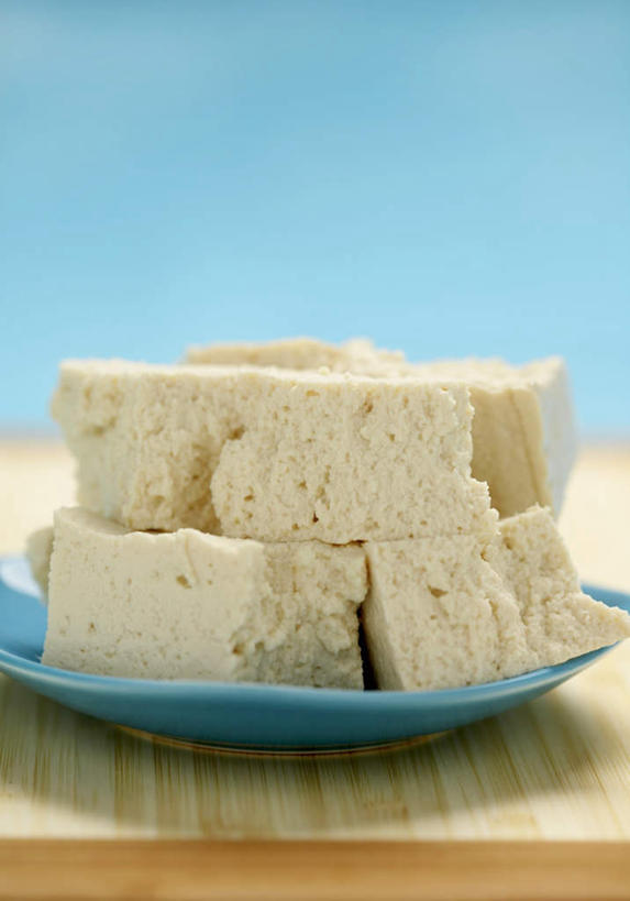 豆腐,无人,竖图,俯视,室内,特写,白天,餐具,一堆,许多,阴影,堆叠,堆积,朦胧,模糊,光线,碟子,盘,影子,很多,白色,盘子,碟,块状,堆,豆制品,彩图,高角度拍摄