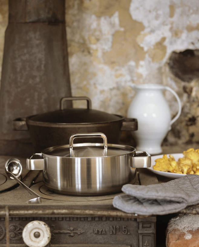 无人,竖图,俯视,室内,特写,白天,烹饪,安全,餐桌,桌子,蔬菜,餐具,厨具,金属制品,一堆,许多,阴影,堆积,朦胧,模糊,新鲜,光线,金属,碟子,锅子,壶,盘,影子,陶瓷,墙,菌菇,食品,防护,陶瓷制品,菌类,隔热手套,微波炉手套,锅,墙壁,墙面,水壶,食物,两个,一个,黄色,白色,盘子,茶壶,容器,手套,碟,食用菌,有机食品,绿色食品,单个,餐台,锅具,堆,灶具,保护,燃气灶,烹饪用具,鸡油菌,厨房手套,隔热,燃气具,杏黄菌,杏菌,烹调用具,烹调,彩图,高角度拍摄