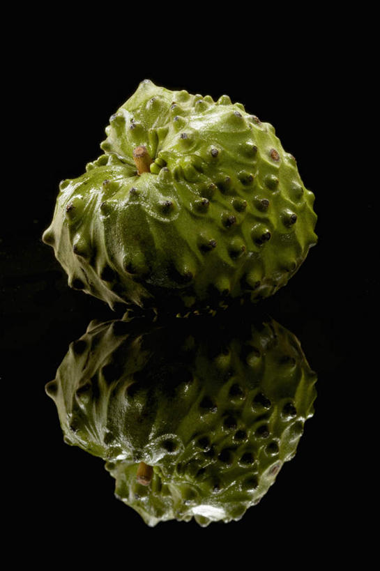 无人,竖图,室内,特写,白天,正面,桌面,桌子,水果,阴影,黑色背景,新鲜,反射,木制,影子,生食,食品,果实,食物,一个,绿色,倒影,木制品,番荔枝,摄影,有机食品,绿色食品,影棚,单个,倒映,释迦,佛头果,反照,凤梨释迦,蜜释迦,释迦凤梨,彩图,影棚拍摄,拍摄