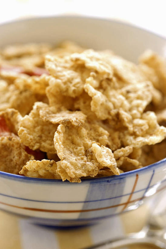 无人,竖图,俯视,室内,特写,白天,早餐,桌面,桌子,餐具,一堆,许多,阴影,堆叠,堆积,朦胧,模糊,反射,木制,布料,叉子,影子,谷物,食品,布纹,美食,饮食,桌布,一个,餐巾,木制品,台布,保健,单个,堆,麦片,餐叉,进餐用具,彩图,高角度拍摄,早饭