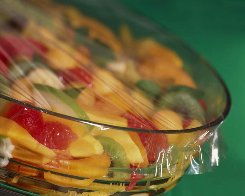 无人,横图,俯视,室内,特写,白天,桌面,桌子,浆果,猕猴桃,水果,玻璃,许多,阴影,新鲜,反射,木制,影子,桑葚,桑椹,生食,沙拉,食品,果实,很多,色拉,沙律,水果沙拉,玻璃制品,食物,一个,木制品,容器,碗,覆盆子,有机食品,绿色食品,单个,色拉酱,储藏,保鲜膜,储存,千岛酱,奇异果,猕猴梨,彩图,高角度拍摄,贮存