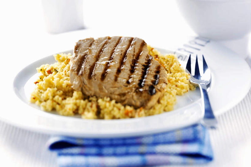 海鲜,无人,横图,俯视,室内,特写,白天,白色背景,烹饪,西餐,早餐,桌面,桌子,餐具,阴影,花纹,朦胧,模糊,反射,木制,鱼,布,叉子,碟子,盘,图案,影子,陶瓷,谷物,肉,鱼肉,料理,食品,陶瓷制品,鲔鱼,布纹,水产,金枪鱼,菜肴,美食,肉类,鱼类,饮食,海洋生物,食物,一个,盘子,木制品,容器,碟,碗,西式,保健,摄影,佳肴,影棚,单个,储藏,布匹,麦片,吞拿鱼,储存,水生动物,海产品,水生物,肉食,海底动物,餐叉,进餐用具,彩图,高角度拍摄,影棚拍摄,拍摄,贮存