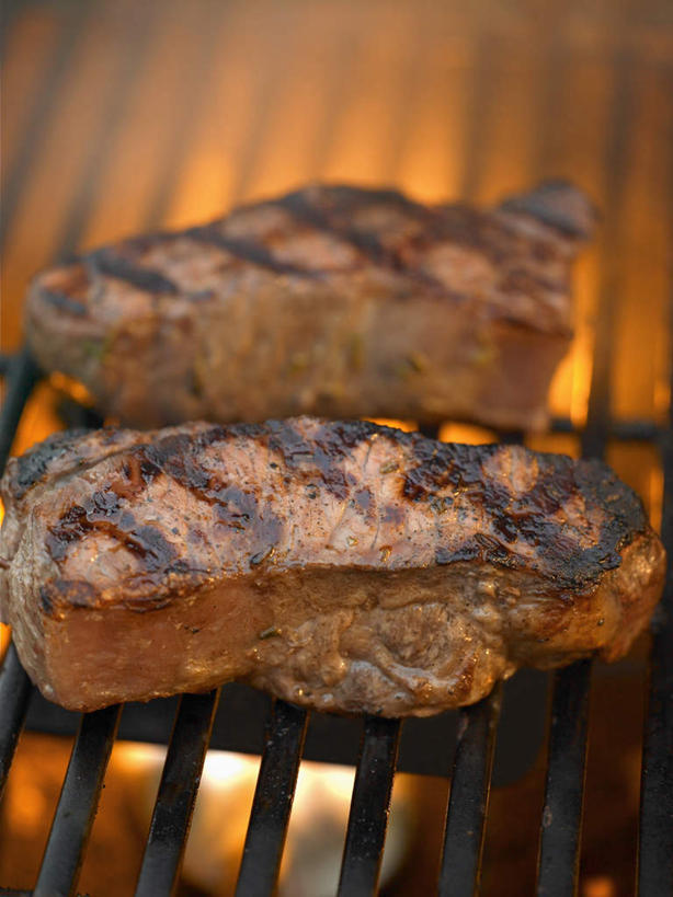 无人,竖图,俯视,室内,特写,白天,烧烤,热情,雾,餐桌,桌子,火,两块,阴影,沸腾,朦胧,模糊,光线,蒸汽,火焰,影子,调味,肉,香料,佐料,牛排,牛肉,烤架,水蒸气,烤肉,燃烧,肉类,铁架,餐台,配料,肉食,蒸发,作料,彩图,高角度拍摄