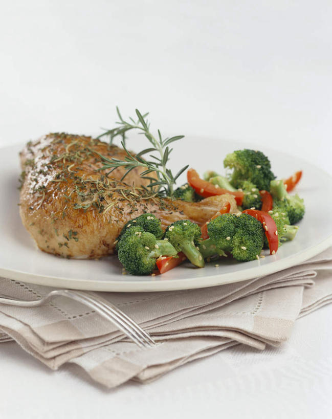 无人,竖图,俯视,室内,特写,白天,白色背景,桌面,桌子,辣椒,蔬菜,餐具,阴影,花纹,新鲜,装饰,光线,木制,布,碟子,盘,图案,影子,花菜,花椰菜,西兰花,鸡肉,肉,芝麻,食品,布纹,肉类,食物,一个,盘子,木制品,碟,摄影,有机食品,绿色食品,影棚,单个,华丽,修饰,布匹,点缀,迷迭香,肉食,彩椒,辣角,红海椒,大椒,辣虎,广椒,海洋之露,脂麻,胡麻,白麻,巨胜子,衬托,美观,雅致,雅观,油麻,甜椒,柿子椒,辣子,海椒,番椒,灯笼椒,彩图,高角度拍摄,影棚拍摄,拍摄