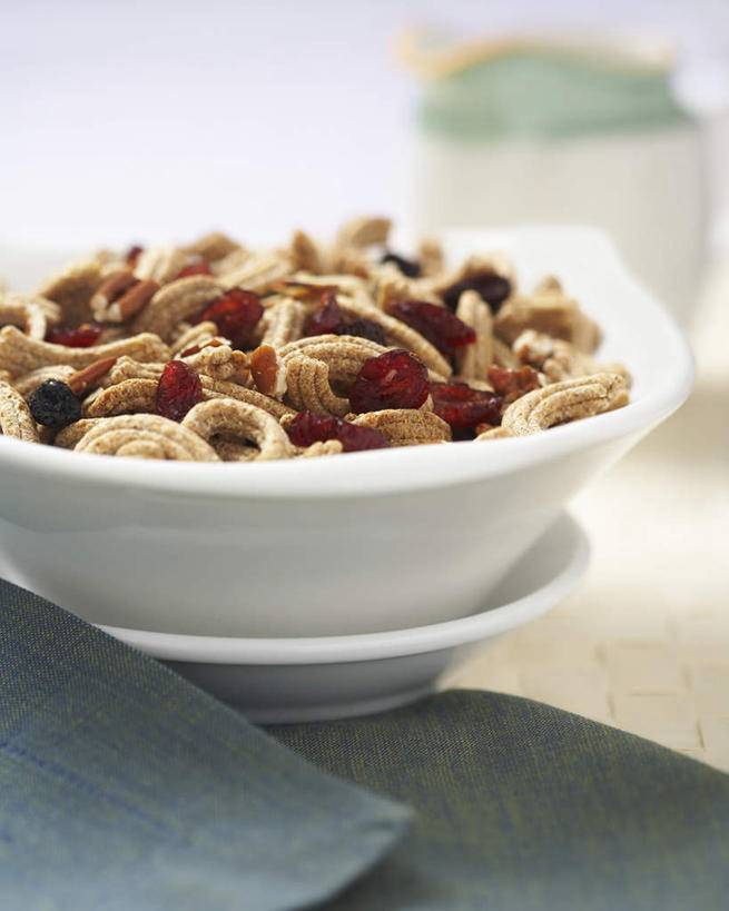 无人,竖图,俯视,室内,特写,白天,早餐,桌面,桌子,一堆,许多,阴影,堆叠,堆积,花纹,朦胧,模糊,光线,木制,布,图案,影子,陶瓷,谷物,食品,陶瓷制品,很多,美食,饮食,红色,木制品,容器,碗,保健,储藏,堆,布匹,麦片,储存,彩图,高角度拍摄,贮存