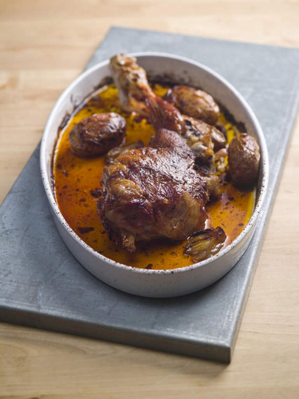 无人,竖图,俯视,室内,特写,白天,餐桌,桌子,蔬菜,土豆,阴影,新鲜,光线,影子,陶瓷,肉,食品,陶瓷制品,羊肉,肉类,食物,一个,容器,碗,有机食品,绿色食品,单个,餐台,储藏,储存,肉食,羊腿,馍馍蛋,洋芋,山药蛋,马铃薯,彩图,高角度拍摄,贮存