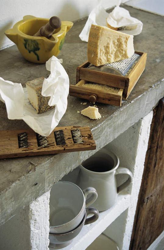 奶酪,无人,竖图,俯视,室内,特写,白天,桌面,桌子,阴影,光线,木制,包装,包装纸,刨丝器,影子,纸,干酪,起司,纸张,芝士,营养,木制品,器皿,乳酪,研磨,包装材料,乳制品,牛皮纸,臼杵,发酵,研杵,研钵,臼,彩图,高角度拍摄