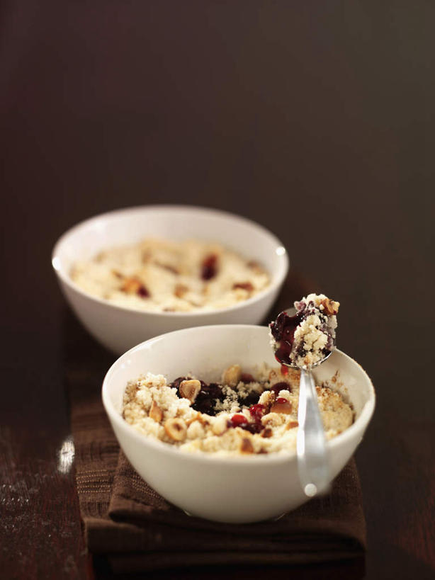 点心,面包,无人,竖图,俯视,室内,特写,白天,早餐,桌面,桌子,水果,阴影,花纹,朦胧,模糊,新鲜,光线,木制,布,图案,影子,勺子,陶瓷,谷物,生食,食品,面点,果实,陶瓷制品,布纹,美食,饮食,食物,糕点,两个,一个,木制品,容器,调羹,汤匙,碗,保健,有机食品,绿色食品,单个,储藏,布匹,麦片,储存,彩图,高角度拍摄,贮存